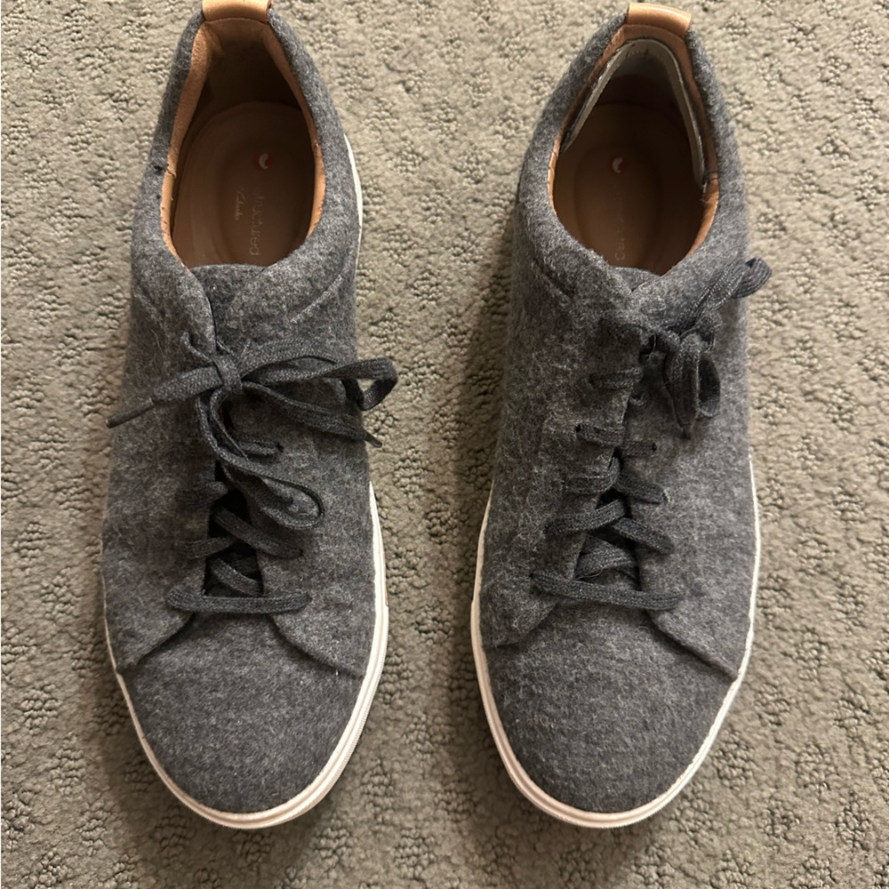Clarks Women’s Size 8 Flannel Sneakers